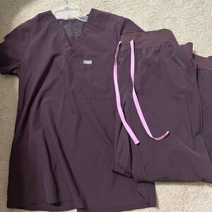 Figs scrub set in the color dark fig